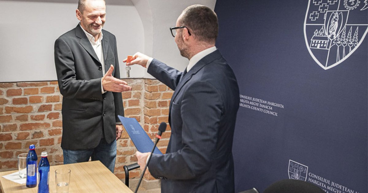 Kulcsátadó a havi megyei testületi ülésen